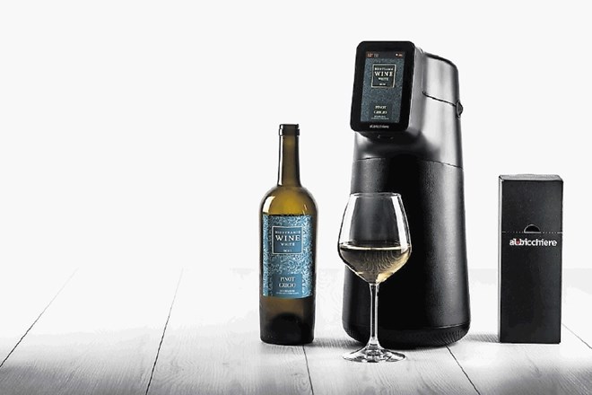 Ob nakupu naprave podjetje priloži tri »pametne vrečke« za vino, ki jih uporabniki lahko polnijo sami, čistijo pa preprosto z...