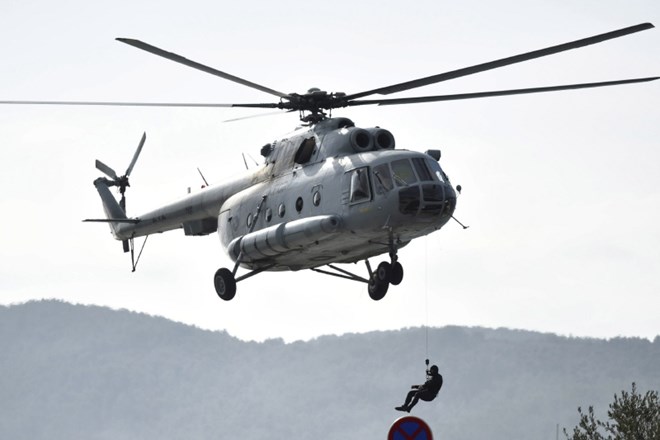 #foto V nesreči hrvaškega vojaškega helikopterja umrl pilot, drugega pogrešajo