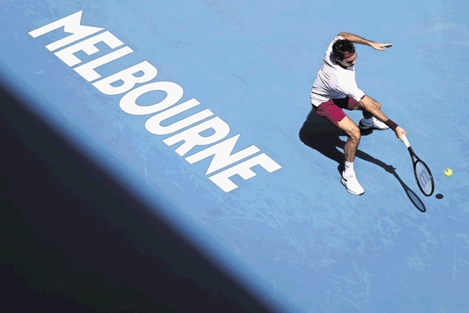 Šestkratni zmagovalec OP Avstralije Roger Federer se bo v polfinalu pomeril s sedemkratnim prvakom Melbourna Novakom...