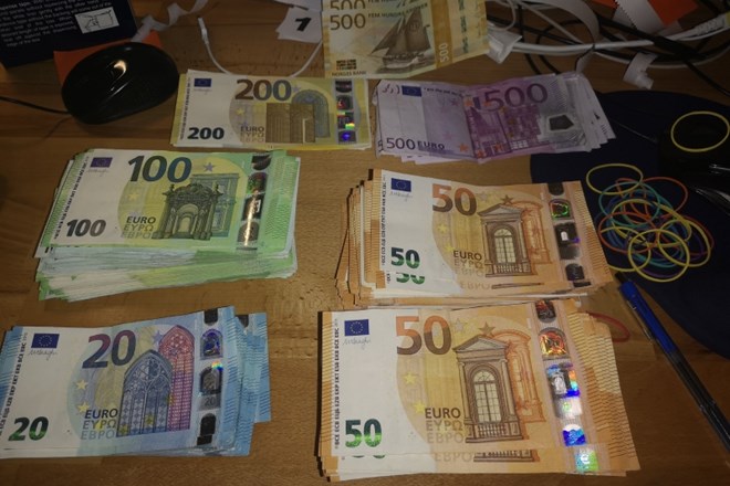 Policisti so zasegli tudi 150 tisoč evrov, ki naj bi jih osumljenci zaslužili s preprodajo droge.