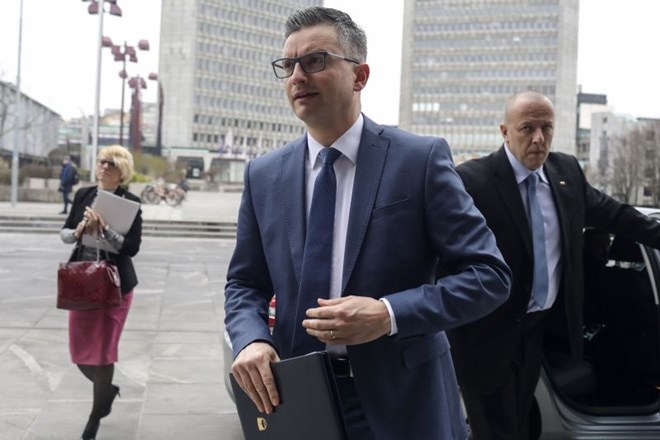 Cerar in Pahor mirita, Janša pravi, naj Cerar plača stroške