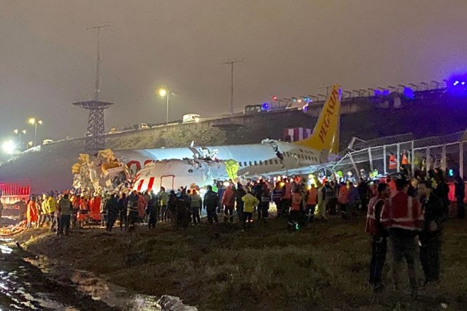 Več ranjenih v zdrsu letala na istanbulskem letališču