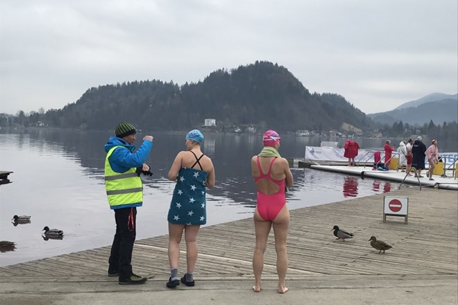 Udeleženci svetovnega prvenstva v zimskem plavanju na Bledu menijo, da je voda v Blejskem jezeru osvežujoča, vajeni pa so...