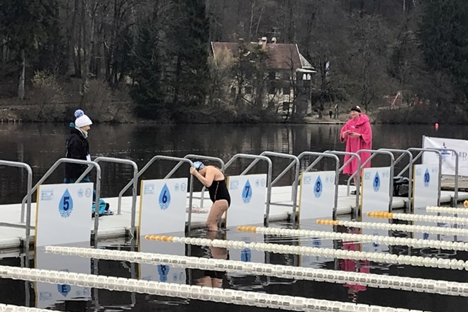 Tekmovalci v zimskem plavanju ob znaku za začetek tekmovanja ne skočijo v vodo, pač pa nanj počakajo pripravljeni v jezeru.