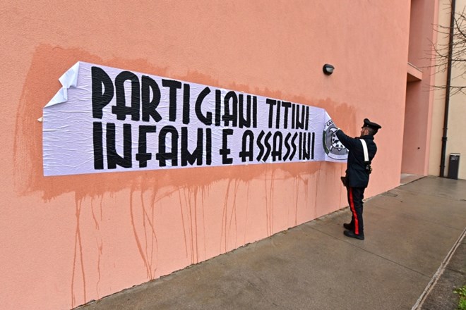 Titovi partizani – podleži in morilci. Tako so na transparent napisali pripadniki italijanskega fašističnega gibanja...