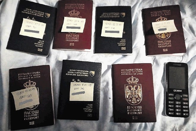 V hišnih preiskavah so zasegli 19 potnih listov, pripravljenih za nezakonito žigosanje.