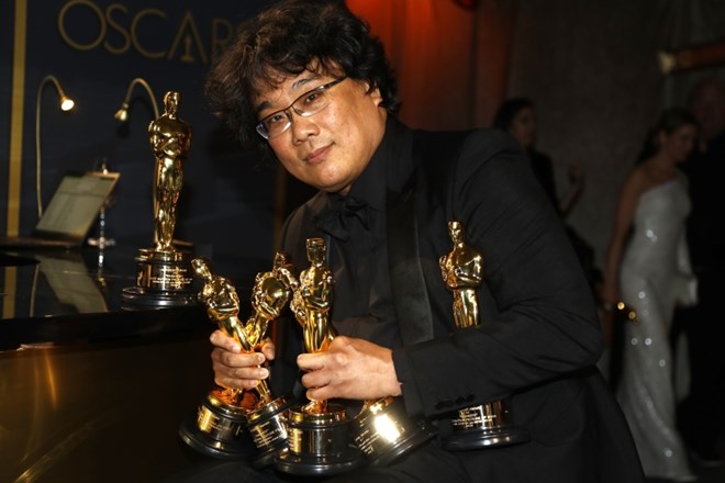 Satirična srhljivka južnokorejskega režiserja Boong Joon-hoja je noč podelitve sklenila s kar štirimi oskarji.