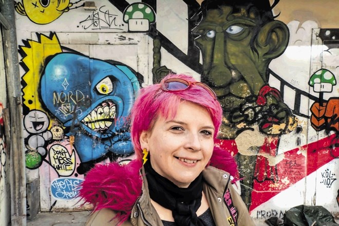 Tanja Cvitko pred muralom v Mariboru, ki ga je v času, ko je bilo mesto  evropska prestolnica kulture, naslikal grafitarski...