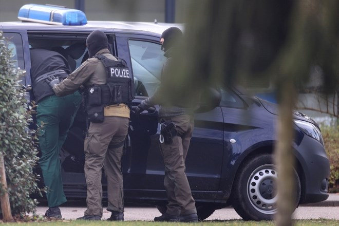 Osumljene člane skrajne desne skupine Trdo jedro so v soboto privedli pred zvezno vrhovno sodišče v nemškem Karlsruheju.