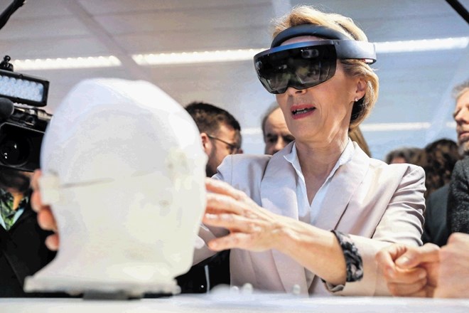 Predsednica evropske komisije Ursula von der Leyen med torkovim obiskom centra za umetno inteligenco na bruseljski univerzi.
