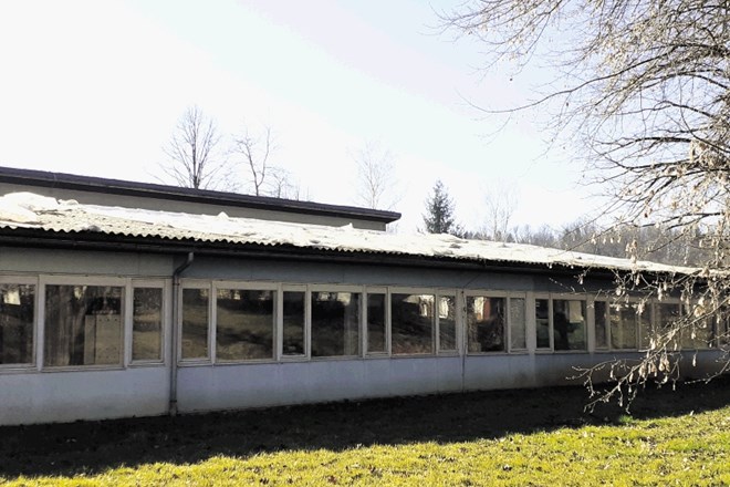 Stari del šole so po ujmi leta 2018 zaprli, poškodovano streho pa pokrili s polivinilom.