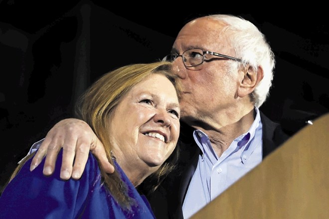 Sanders poljublja soprogo Jane pred začetkom nagovora svojim privržencem v Teksasu, kamor se je odpravil takoj po volitvah v...