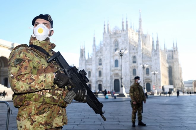 Italijanska vojska z maskami patruljira pred milansko stolnico.