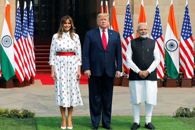 Hudi izgredi se dogajajo ravno v času obiska ameriškega predsednika Donalda Trumpa, ki je v Indijo pripotoval s svojo ženo...