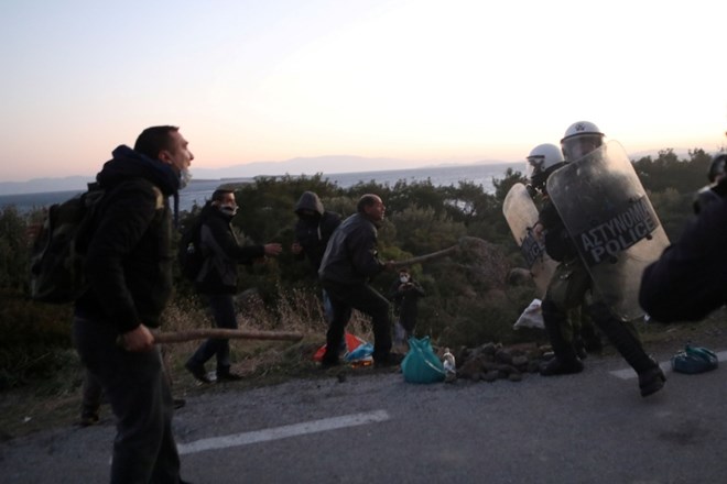 #foto Začetek gradnje novih migrantskih centrov v Grčiji spremljajo izgredi
