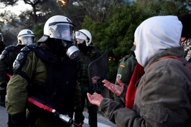 #foto Začetek gradnje novih migrantskih centrov v Grčiji spremljajo izgredi
