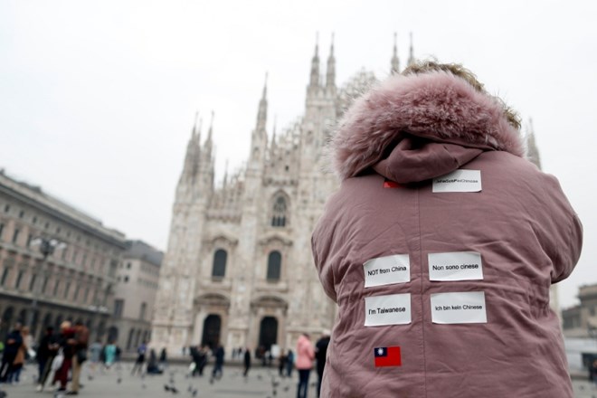 Turist v Milanu na oblačilih preventivno nosi pojasnila, da ne prihaja s Kitajske.