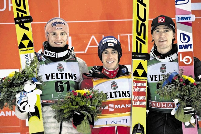Najboljši na skandinavski turneji v Lahtiju so bili danes Avstrijec Stefan Kraft (v sredini),  Nemec Karl Geiger (levo) in...