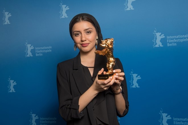 Igralka Baran Rasoulof s kipcem zlatega medveda, ki ga je prevzela namesto očeta in direktorja zmagovalnega filma Ni zla.