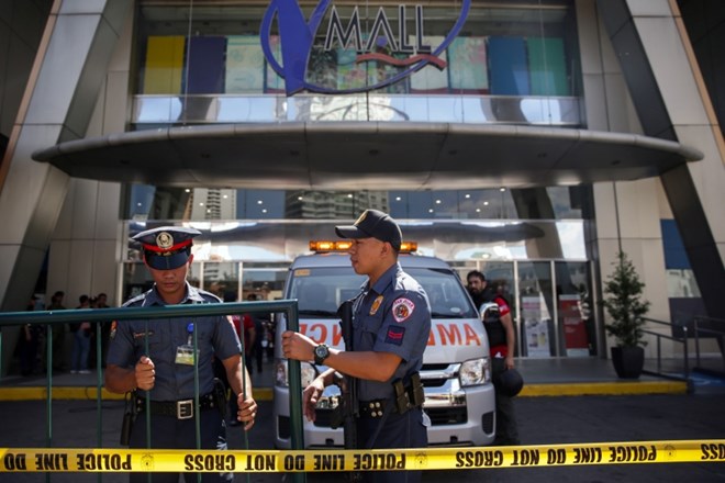 #foto V nakupovalnem centru na Filipinih napadalec zajel več talcev
