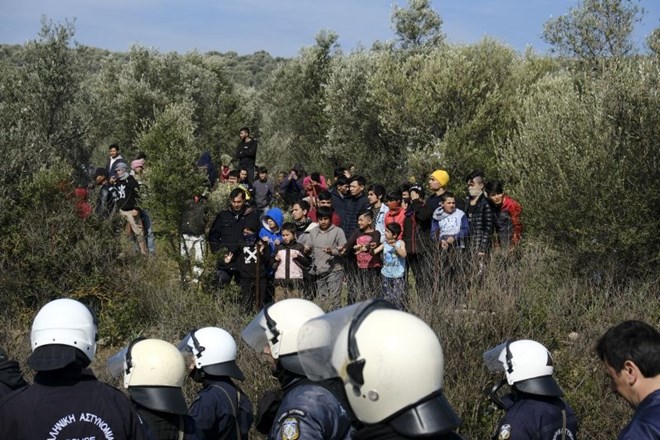 Grška policija  aretirala več deset migrantov, skrajneži napadajo humanitarne delavce na Lezbosu