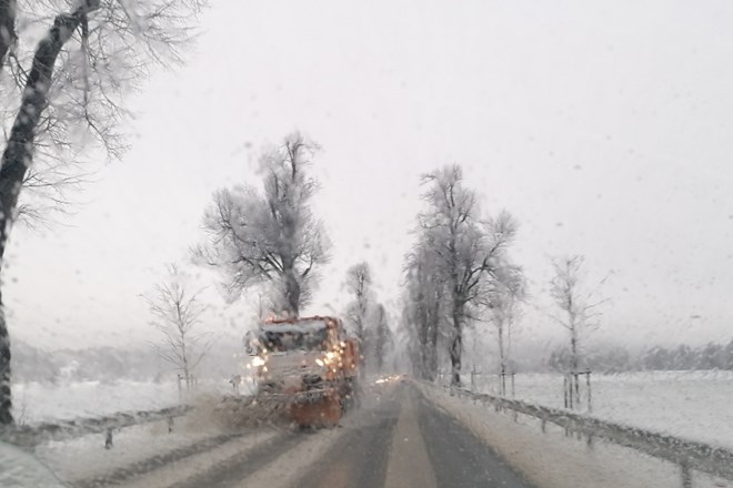 Zasnežena cesta v Logatcu.