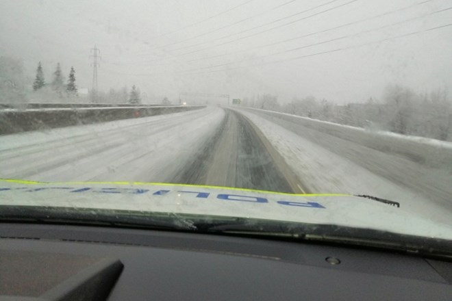 Zimske razmere na avtocesti od Lipc proti Karavankam.