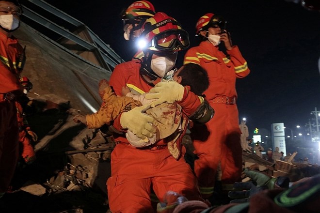 V zrušenju hotela v mestu Quanzhou na vzhodu Kitajske je umrlo najmanj šest ljudi, so danes sporočile tamkajšnje oblasti.