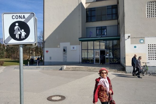 Osnovna šola Frana Albrehta v Kamniku bo 14 dni zaprta. Otroci čakajo, da pridejo starši po njih.