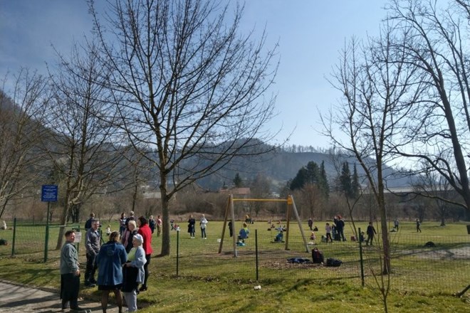 Osnovna šola Frana Albrehta v Kamniku bo 14 dni zaprta. Otroci čakajo, da pridejo starši po njih.