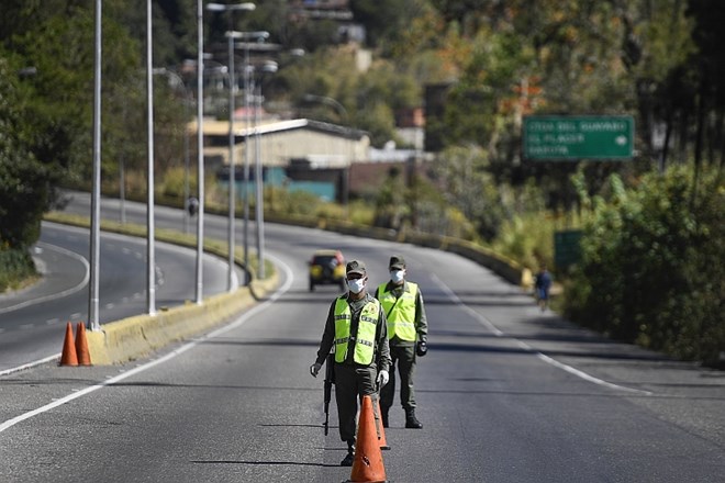 Argentina in Kolumbija sta v nedeljo zaprli meje, kar je dodatno ogrozilo obubožane Venezuelce, ki so dnevno prehajali mejo...