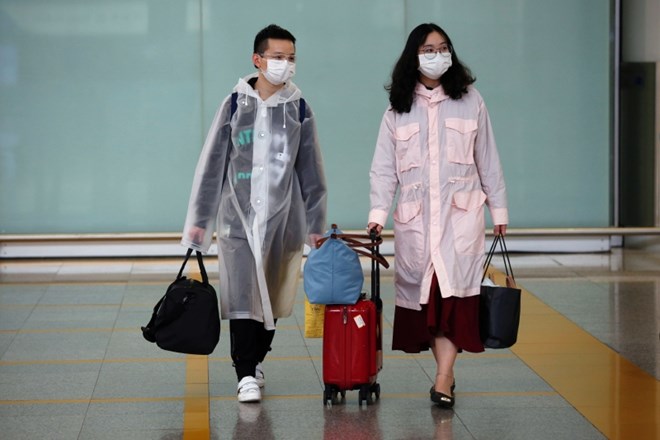 Potnika na letališču v Hongkongu