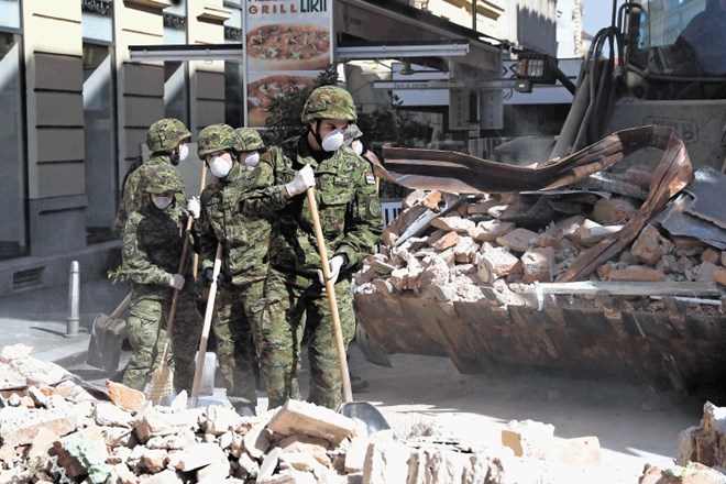 Pri odpravljanju posledic potresa je na pomoč priskočila hrvaška vojska.