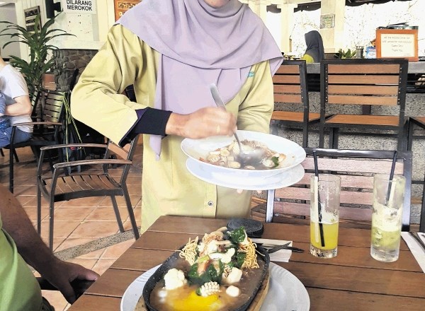 Malezijska, natančneje malajska kuhinja sredi Taman Negare je bila nekaj najokusnejšega na celotnem potovanju po polotoku,...