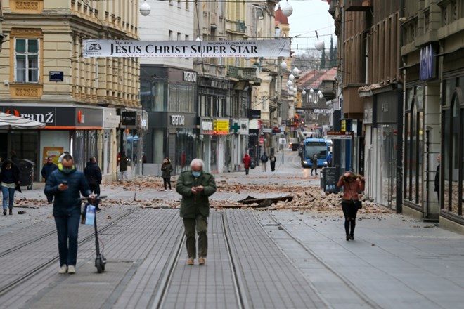 Zaradi potresa so danes zjutraj na zagrebške ulice padale opeke.