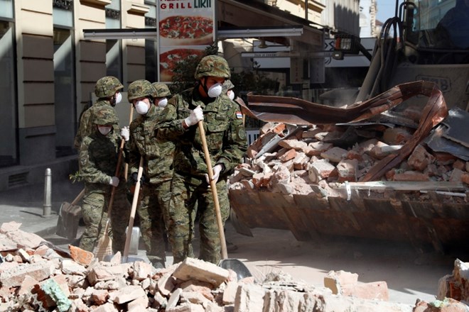 Potres v Zagrebu: Rušili so se zidovi, opeka je padala po avtomobilih