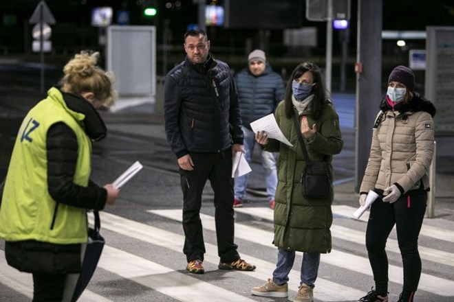 Ponoči se je iz Madrida na ljubljansko letališče vrnilo 50 potnikov, ki bodo morali naslednjih 14 dni preživeti v karanteni v...