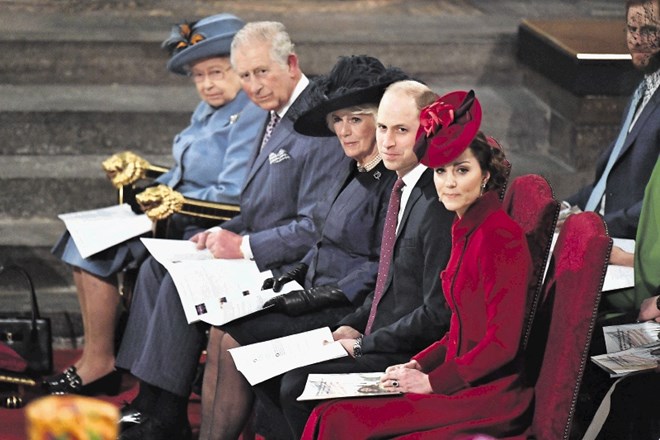 To je še zadnji uradni posnetek velike srečne kraljeve družine (z leve kraljica Elizabeta II., princ Charles, njegova žena...