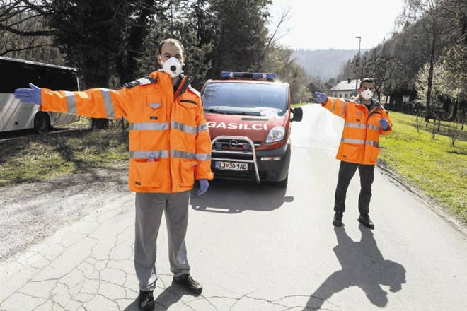 Že pred odlokom, s katerim je vlada dodatno omejila gibanje državljanov, so lokalni gasilci včeraj zaprli cesto v Iški...