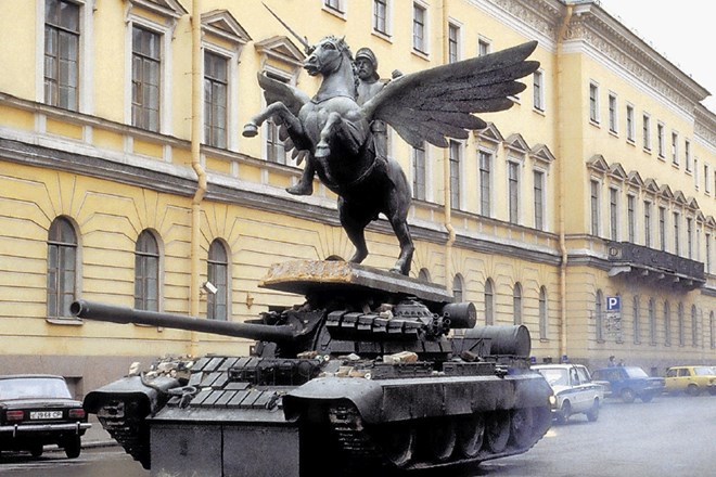 Del  prizora s tankom v filmu Zlato oko (GoldenEye) so posneli v Sankt Peterburgu (zgoraj), šesti del Hitrih in drznih pa na...