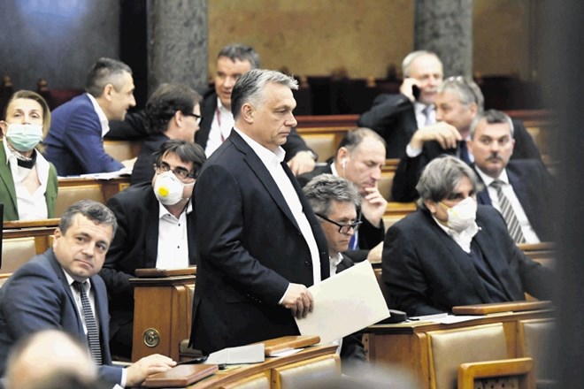 Madžarski parlament, v katerem ima Fidesz dvotretjinsko večino, je premierju Orbanu podelil pristojnost, da za neomejen čas...