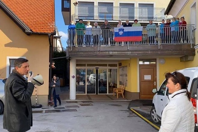#foto Pahor po megafonu nagovoril stanovalce logaškega doma starejših