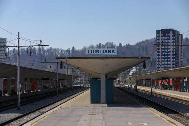 Prazna železniška postaja v Ljubljani.