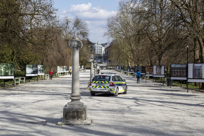 Policisti v parku Tivoli preverjajo ukrep o prepovedi druženja več kot petih ljudi.