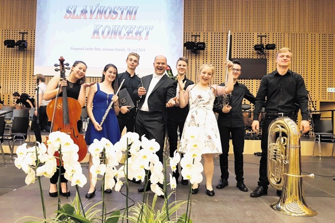 Več kot 720 učencev letos obiskuje Glasbeno šolo Kranj. Tako so učenci šolsko leto s koncertom na Brdu pri Kranju končali...