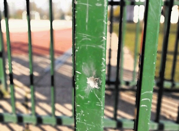 Na ograji šolskega igrišča je bilo mogoče najti sledi streljanja.