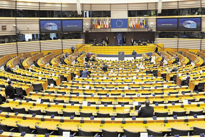 Izrednega marčevskega zasedanja evropskega parlamenta  se je  v plenarni dvorani udeležilo le  nekaj  poslancev, večina  mu...