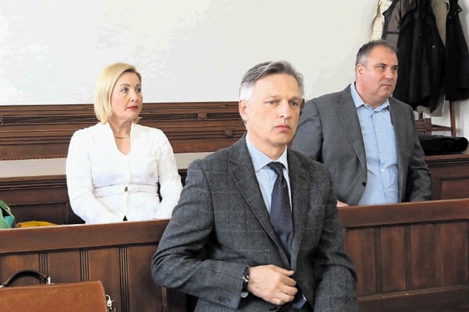 Od obtoženih je danes prišla na sodišče le Mateja Vidnar - Stiplovšek (na fotografiji levo) s svojim odvetnikom....