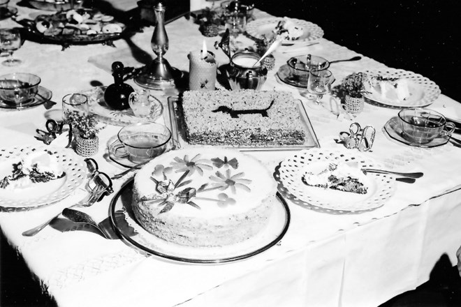 Praznično obložena miza pri sestrah Nemeček v Kranju sredi 20. stoletja, fotografija je iz arhiva Francija Cimermana.