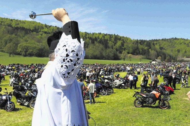 Tradicionalnega blagoslova v Mirni Peči se je lani na velikonočni ponedeljek udeležilo okoli 15.000 ljubiteljev motorjev.